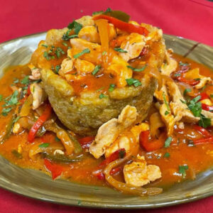 Mofongo de Pollo con salsa criolla