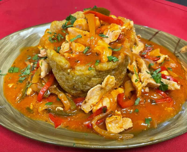 Mofongo de Pollo con salsa criolla